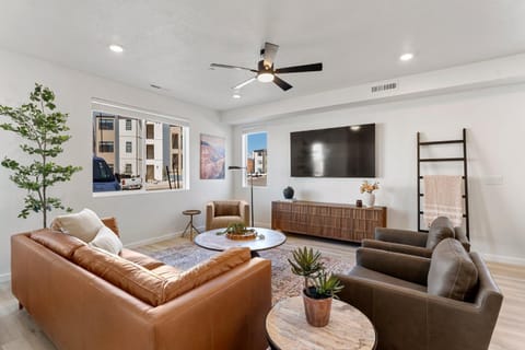 Sand Cove Retreat townhouse House in Washington