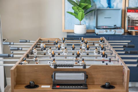 Stunning 5BR Villa Large Hot Tub & Scenic Yard House in Omaha