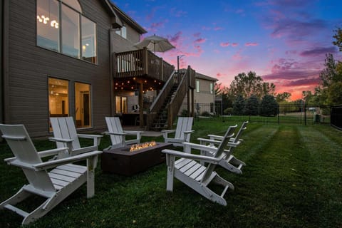 Stunning 5BR Villa Large Hot Tub & Scenic Yard House in Omaha