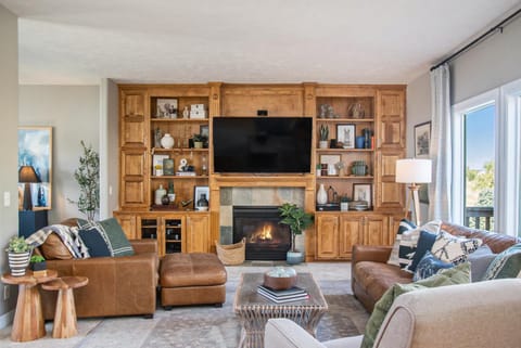 Stunning 5BR Villa Large Hot Tub & Scenic Yard House in Omaha