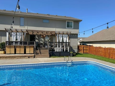 Relax in Style 5BR Home Hot Tub & Games House in Omaha