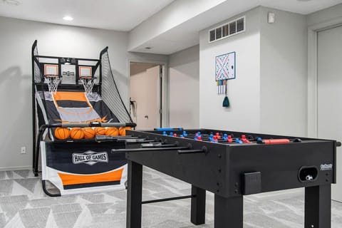 Relax in Style 5BR Home Hot Tub & Games House in Omaha