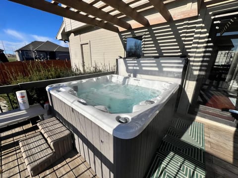 Relax in Style 5BR Home Hot Tub & Games House in Omaha