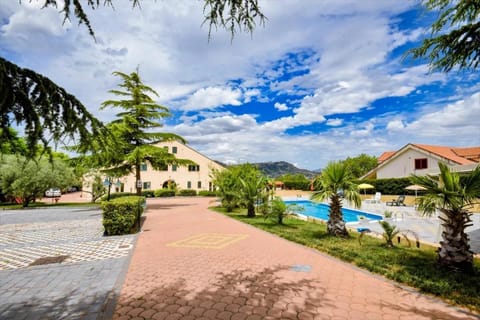 Property building, Day, Neighbourhood, Natural landscape, Lake view, Mountain view, Pool view