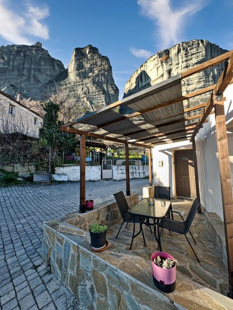 Property building, Patio, Day, Balcony/Terrace, Seating area, Mountain view