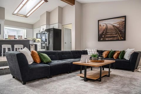 Majestic VIEWS FunAmenities & Best for Huge Group House in Council Bluffs