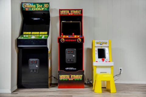 Majestic VIEWS FunAmenities & Best for Huge Group House in Council Bluffs