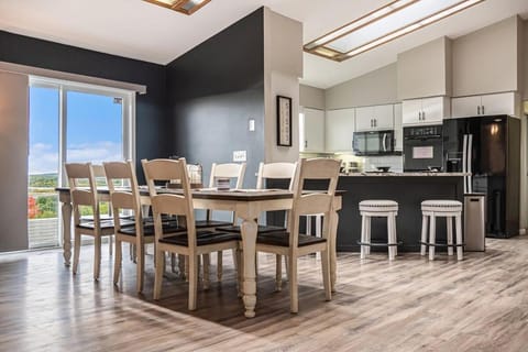 Majestic VIEWS FunAmenities & Best for Huge Group House in Council Bluffs