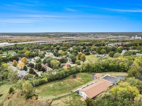 Majestic VIEWS FunAmenities & Best for Huge Group House in Council Bluffs