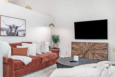 Elegant Escape-Fenced Yard BBQ & Cozy Fire Pit House in Omaha