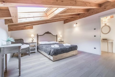 Bed, Living room, Photo of the whole room, Seating area, Bedroom