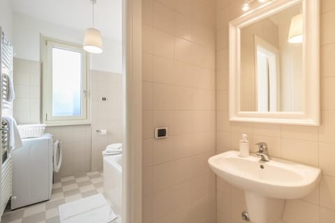 Toilet, Bathroom, Bath, bidet, towels