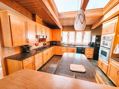 Stunning Mid-Century Modern Retreat with MTN Views Villa in Colorado Springs