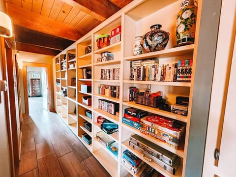 Stunning Mid-Century Modern Retreat with MTN Views Villa in Colorado Springs