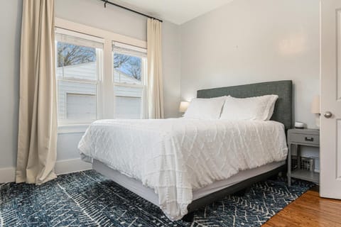 Benson's Cozy 3-BR Retreat with BBQ Grill House in Omaha