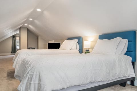 Benson's Cozy 3-BR Retreat with BBQ Grill House in Omaha