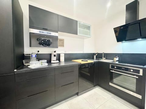 TheLittleHouse - Maison- Jardin Bed and Breakfast in Calais