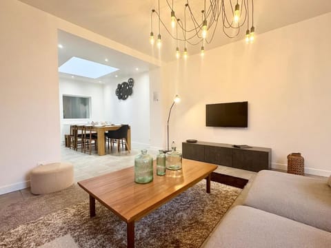 TheLittleHouse - Maison- Jardin Bed and Breakfast in Calais