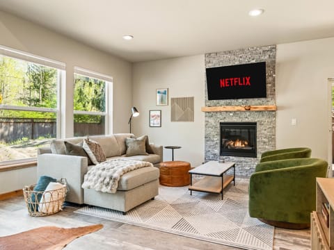 Rainier Spa Cabin 7 Minutes to Park Cabin in Washington