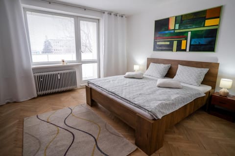 Photo of the whole room, Bedroom, internet