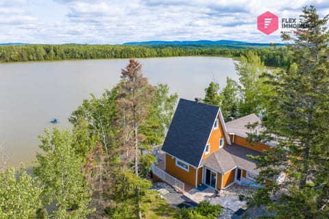 Property building, Facade/entrance, Natural landscape, Bird's eye view, Lake view, Mountain view