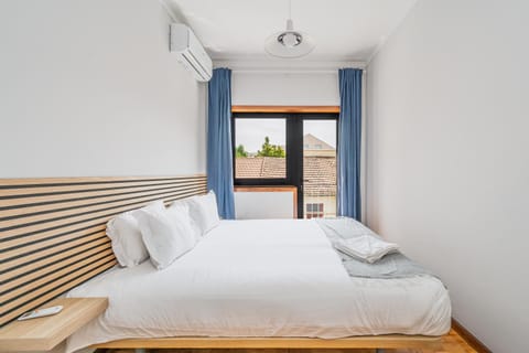 Bed, Photo of the whole room, towels