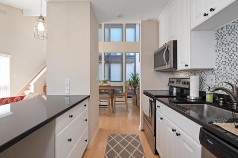 Gorgeous Lido Key condo - 6 minute walk to beach House in Lido Key