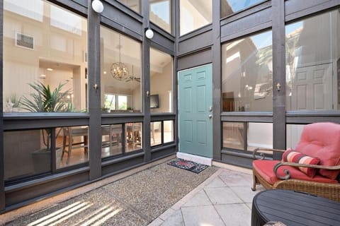 Gorgeous Lido Key condo - 6 minute walk to beach House in Lido Key