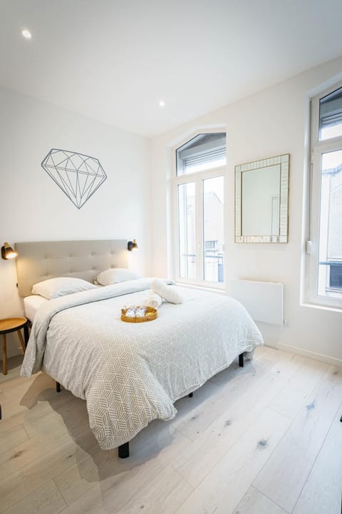 Bed, Photo of the whole room, Bedroom, towels