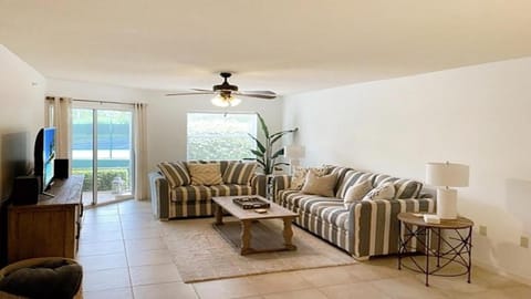 TV and multimedia, Living room, Seating area, Evening entertainment