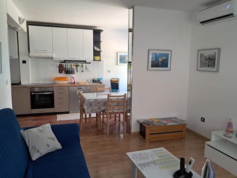 Kitchen or kitchenette, Living room, Seating area, air conditioner