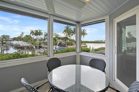 View (from property/room), Balcony/Terrace, Dining area