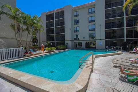 Property building, Day, Pool view, Swimming pool, sunbed