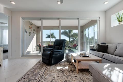 Stunning waterfront 3 BR condo with amazing views - A Wave from it all House in Bradenton