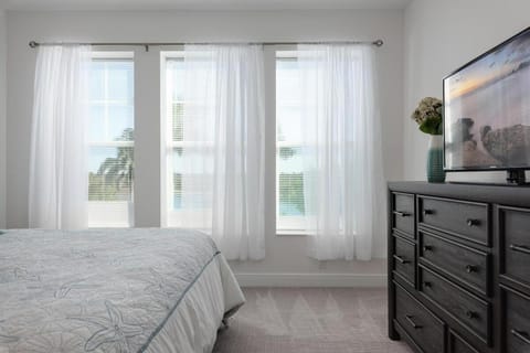 Stunning waterfront 3 BR condo with amazing views - A Wave from it all House in Bradenton