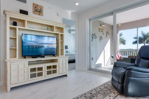 Stunning waterfront 3 BR condo with amazing views - A Wave from it all House in Bradenton