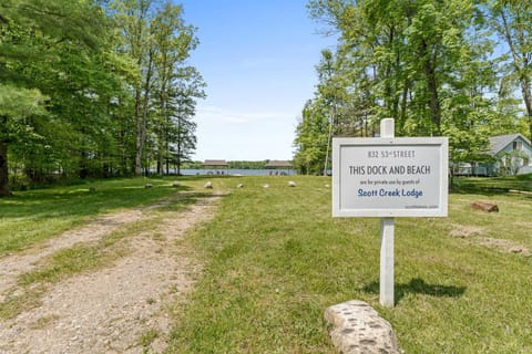 Nearby landmark, Off site, Day, Property logo or sign, Natural landscape, Seating area, Dining area, Lake view, Seasons