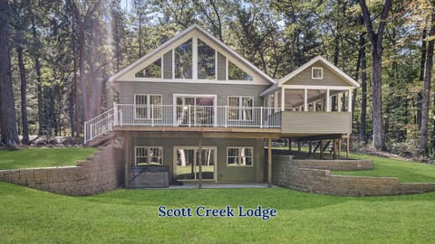 Property building, Patio, Day, Natural landscape, Garden, Hot Tub, Seating area, Garden view, Seasons