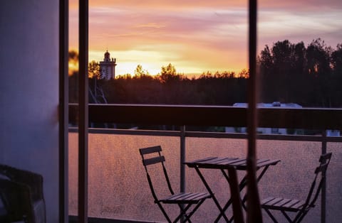 Natural landscape, View (from property/room), Balcony/Terrace, Dining area, Sunset