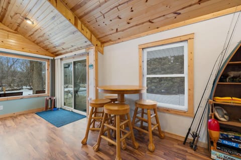 Cozy 3BR Cabin with Hot Tub on Nippersink Creek Cabin in Fox Lake