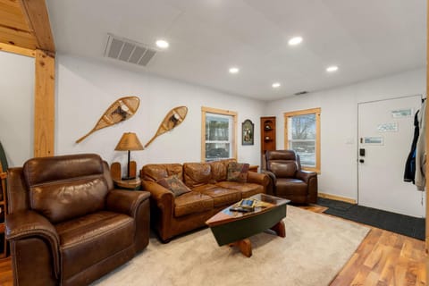 Cozy 3BR Cabin with Hot Tub on Nippersink Creek Cabin in Fox Lake