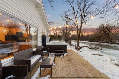 Cozy 3BR Cabin with Hot Tub on Nippersink Creek Cabin in Fox Lake