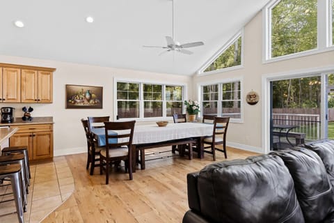 View (from property/room), Decorative detail, Dining area