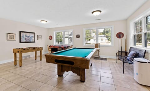 Billiard, Game Room