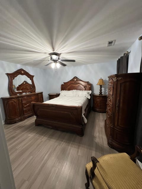 Photo of the whole room, Bedroom