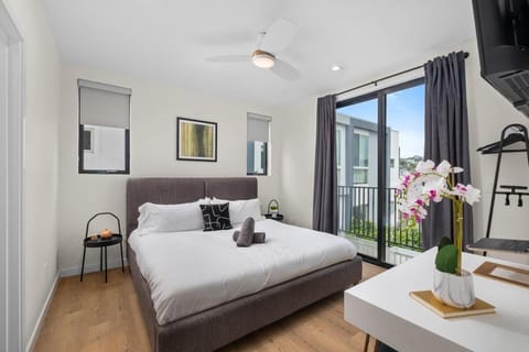 Photo of the whole room, Bedroom, towels