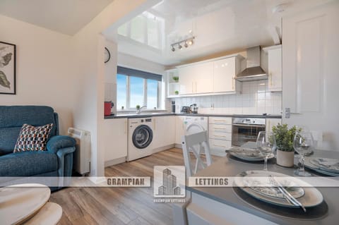 Kitchen or kitchenette, Seating area, Dining area, washing machine