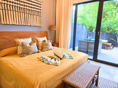 Bed, Hot Tub, Dining area, Bedroom, pet friendly, wardrobe, air conditioner