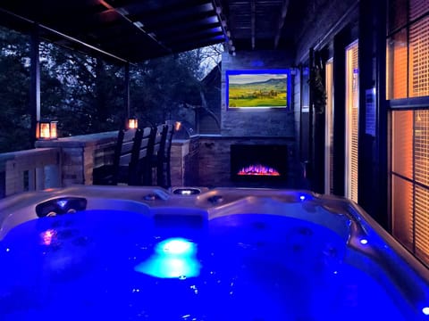 Communal lounge/ TV room, Night, Natural landscape, Hot Tub, TV and multimedia, View (from property/room), View (from property/room), Balcony/Terrace, Balcony/Terrace, Decorative detail, Decorative detail, Seating area, Evening entertainment, fireplace, fireplace