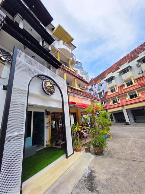 Property building, Facade/entrance, Day